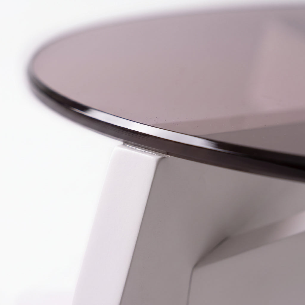 Table basse Orbe teinte blanche, détail macro du bord du plateau en verre