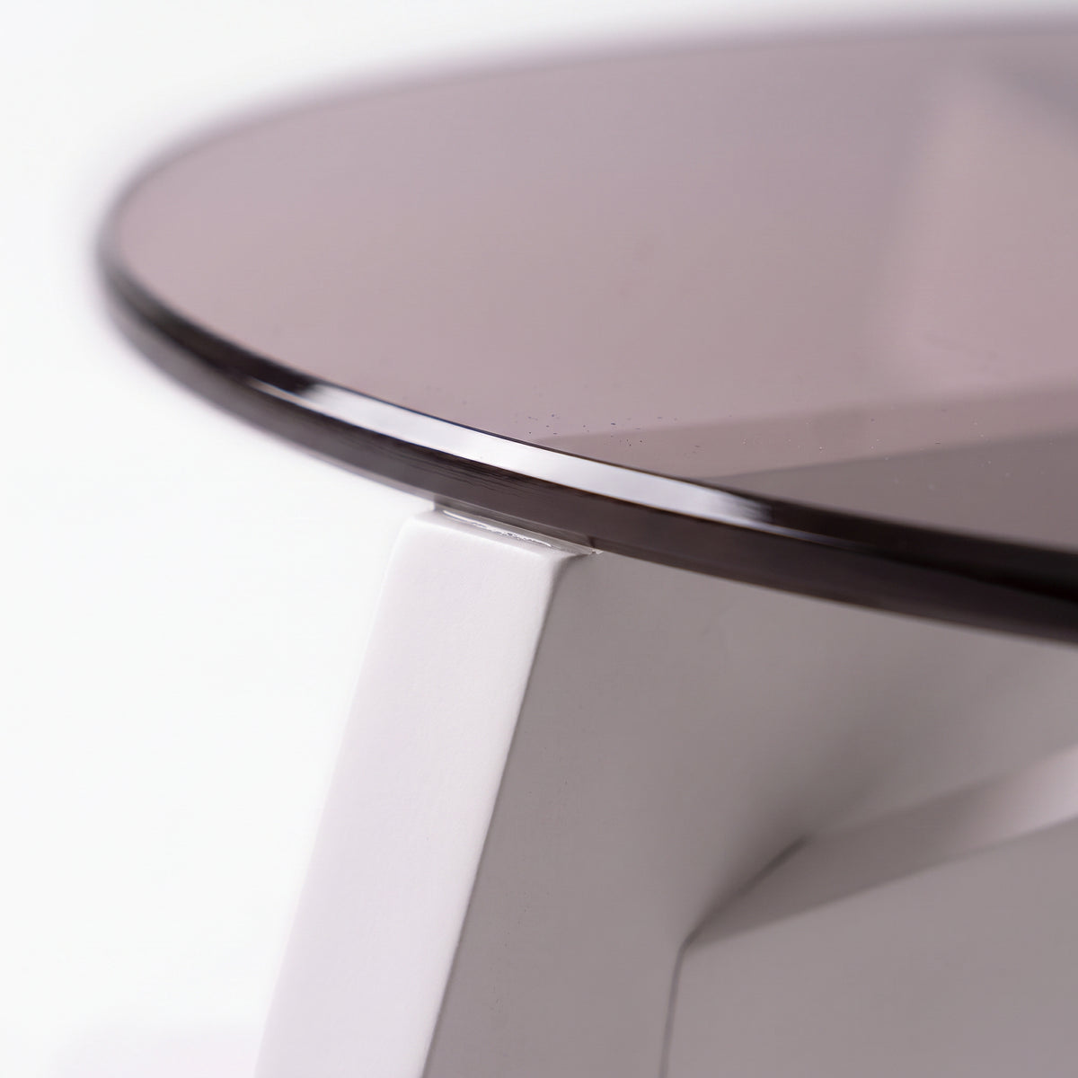 Table basse Orbe teinte blanche, détail macro du bord du plateau en verre