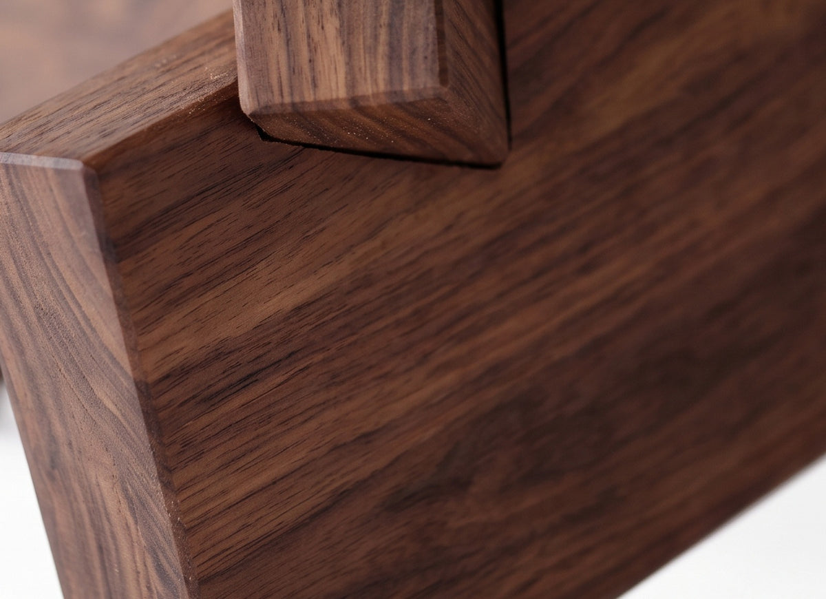 Table basse Orbe teinte noyer, détail macro de l'assemblage du piètement
