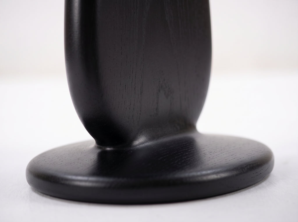 Table basse Ébène, détail macro du piètement sculptural noir