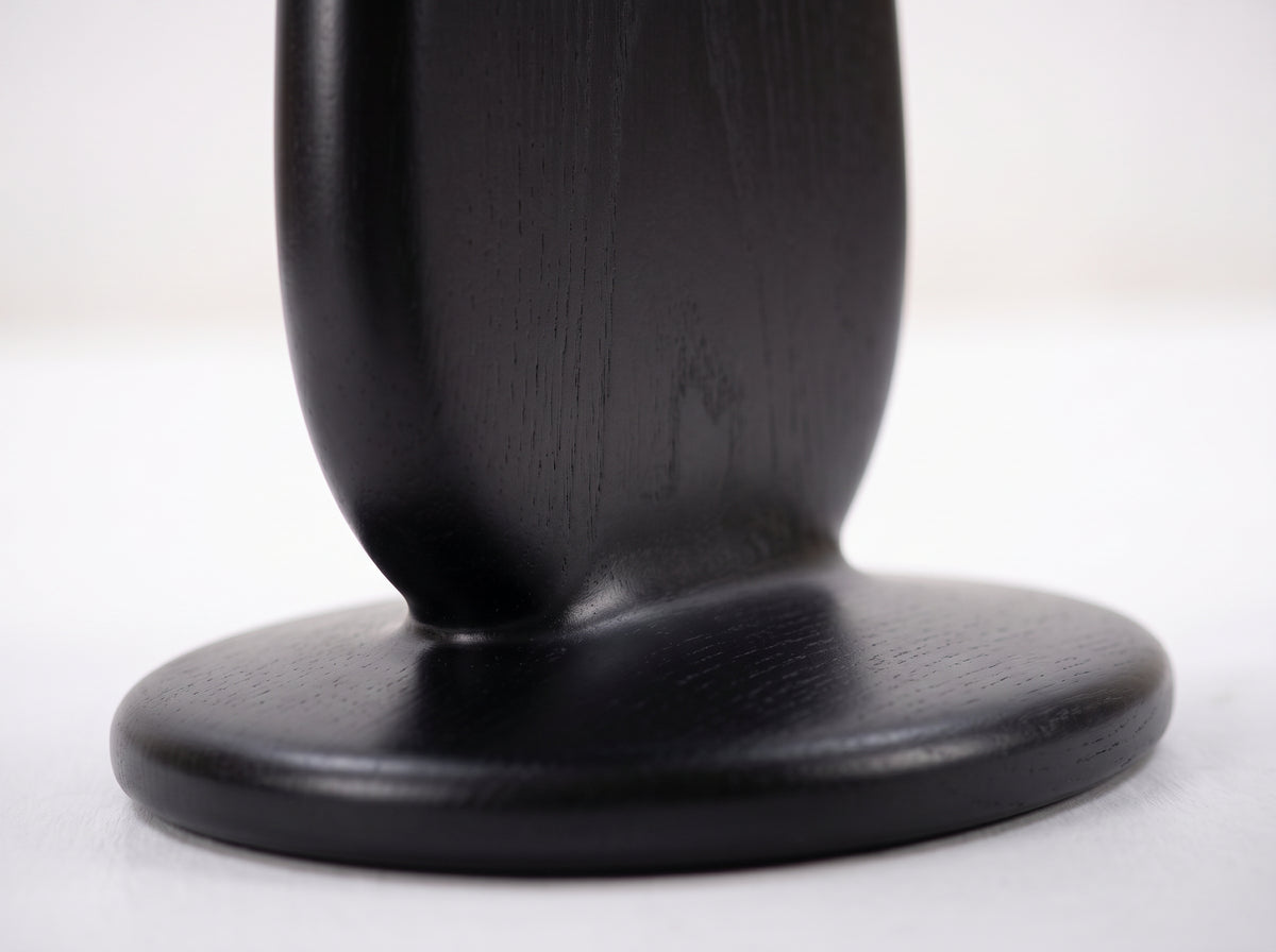 Table basse Ébène, détail macro du piètement sculptural noir