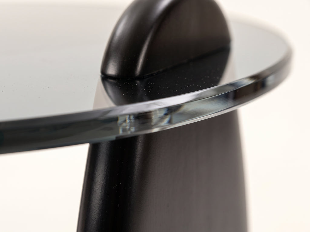 Table basse Ébène, détail macro du bord du plateau en verre fumé