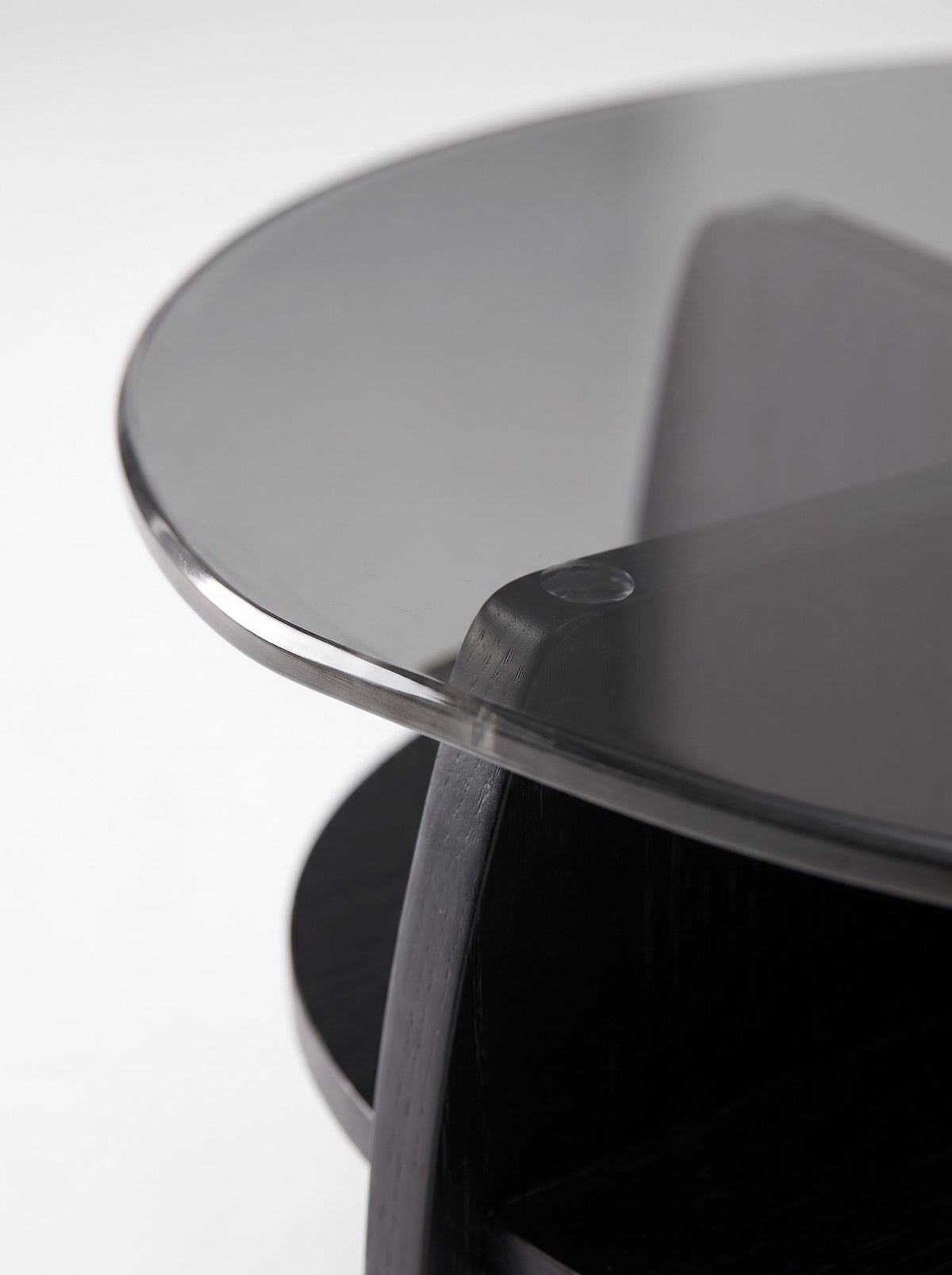 Table basse Corolle teinte noire, détail macro du bord du plateau en verre
