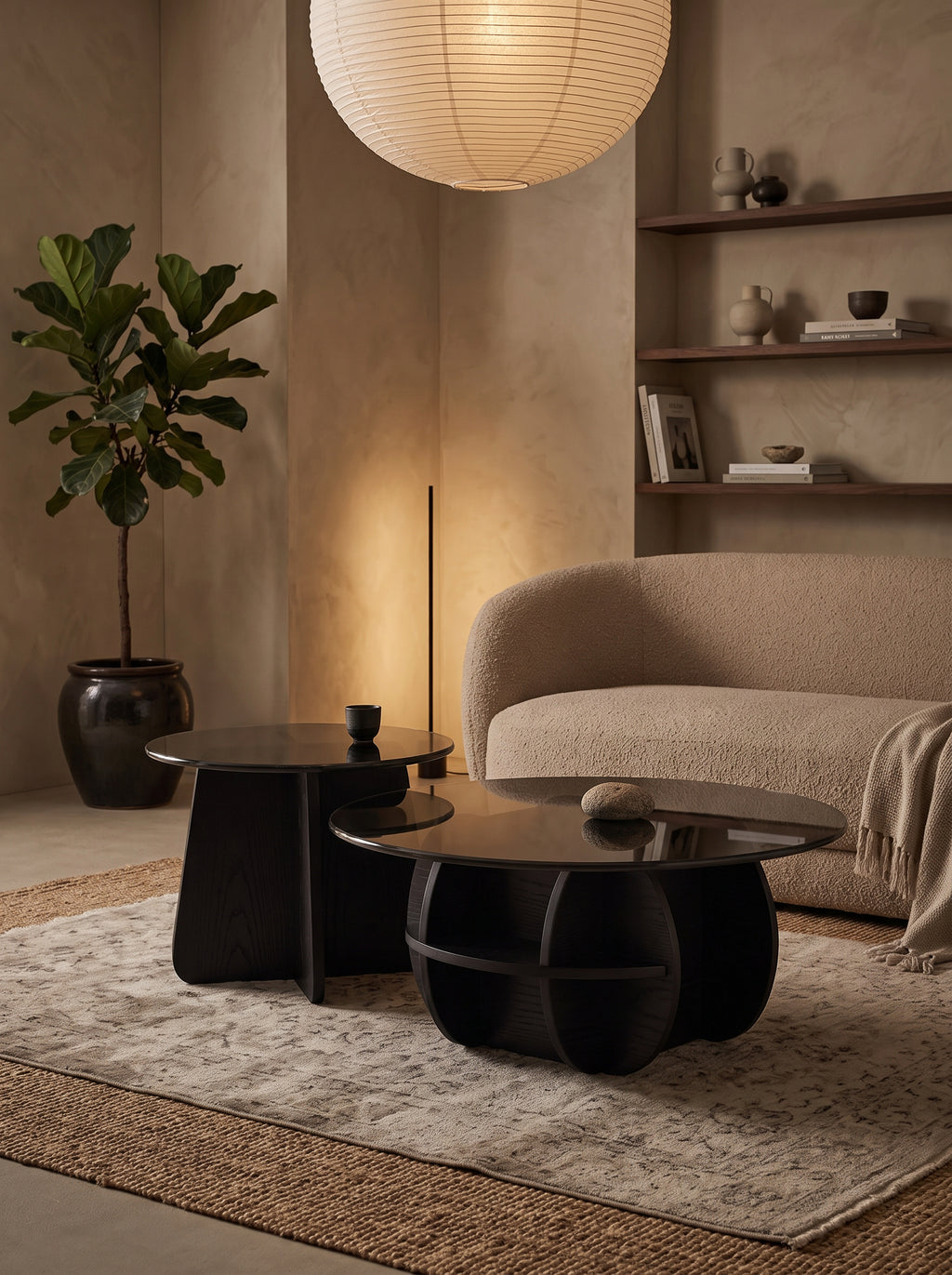 Table basse gigogne Corolle noire dans un intérieur japandi chaleureux