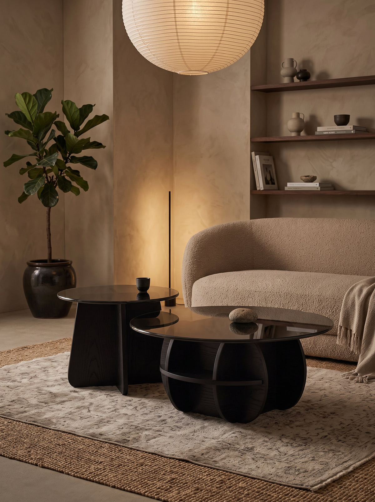 Table basse gigogne Corolle noire dans un intérieur japandi chaleureux