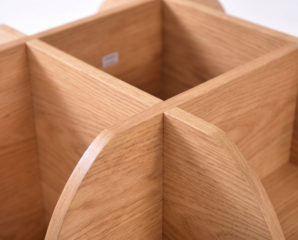 Table basse Pétale teinte naturelle, détail macro de la base en bois