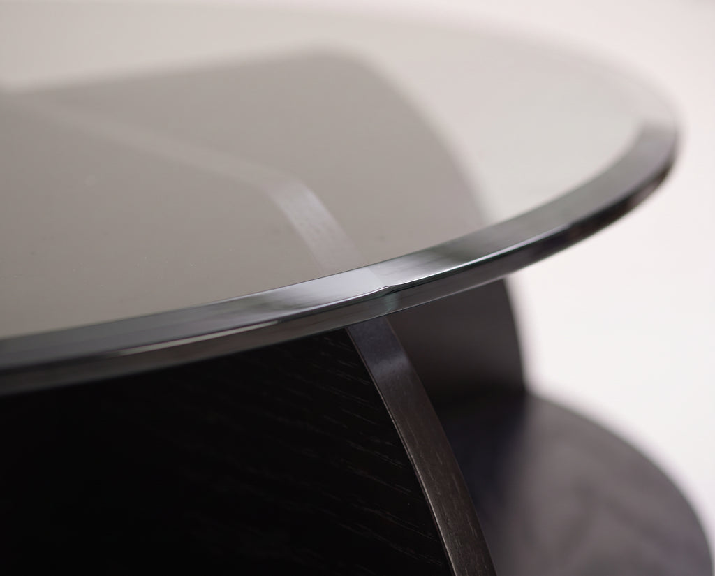 Table basse Pétale teinte noire, détail macro du bord du plateau en verre