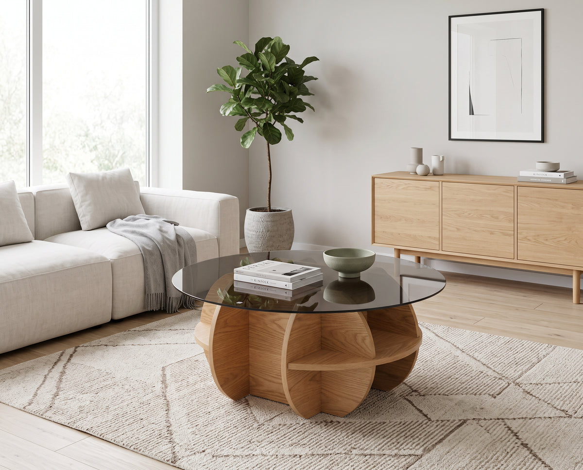 Table basse ronde Pétale naturelle dans un salon scandinave lumineux