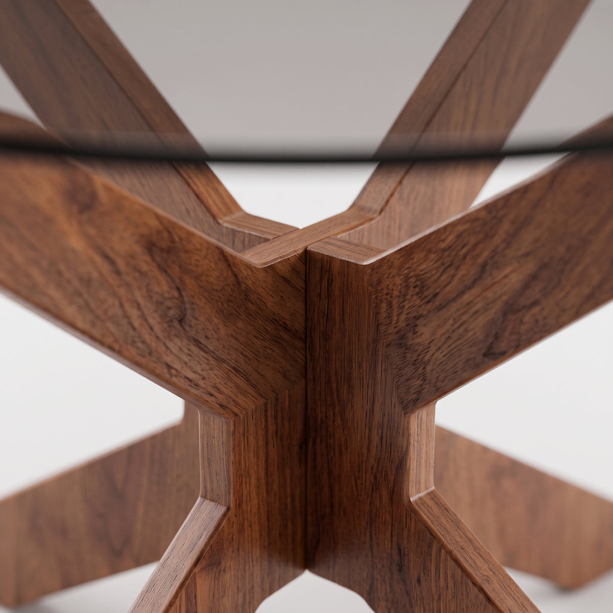 Table basse Comète teinte noyer, détail macro de la jonction des pieds