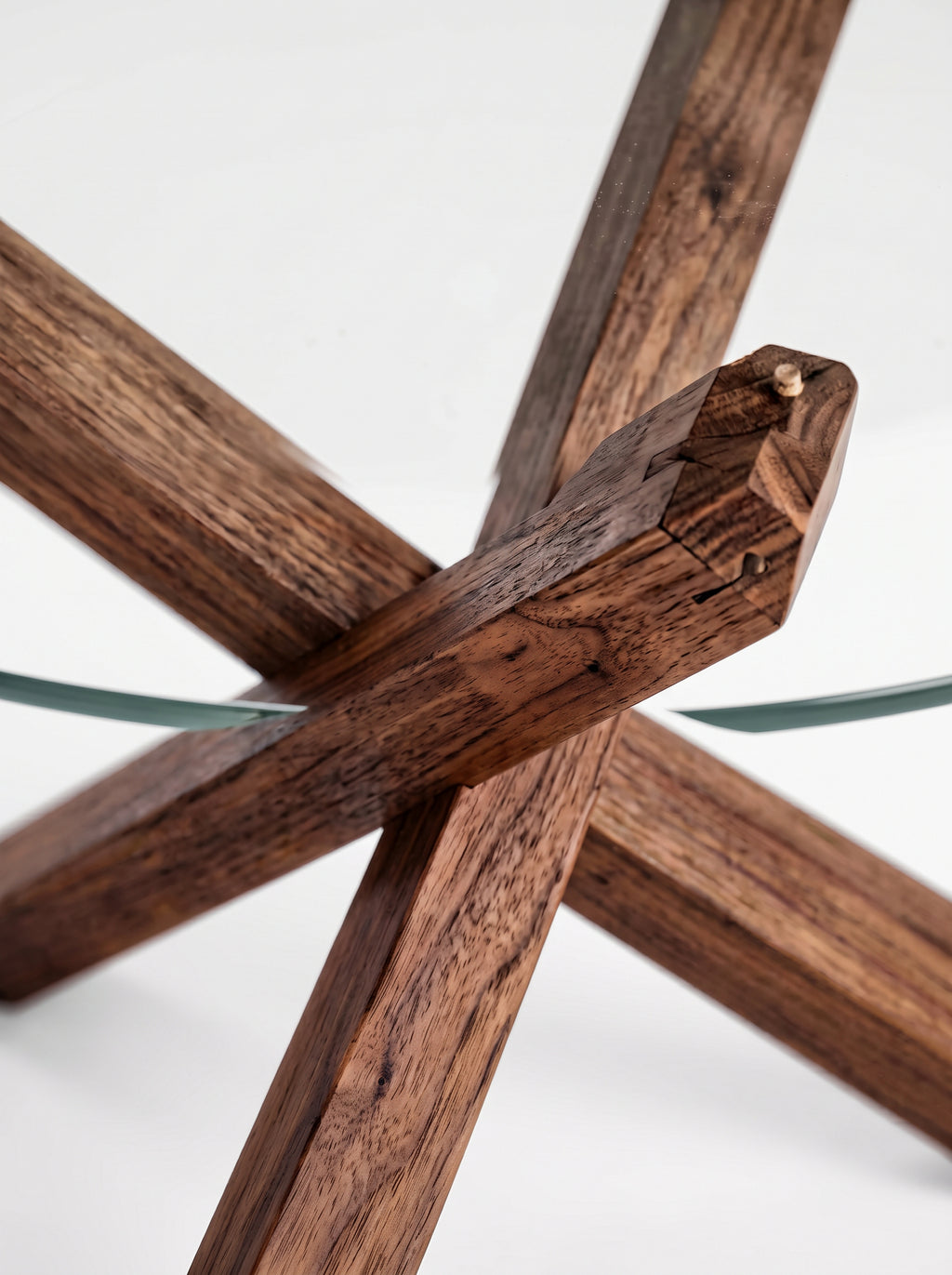 Table basse Croisée teinte noyer, détail macro de la jonction des pieds croisés