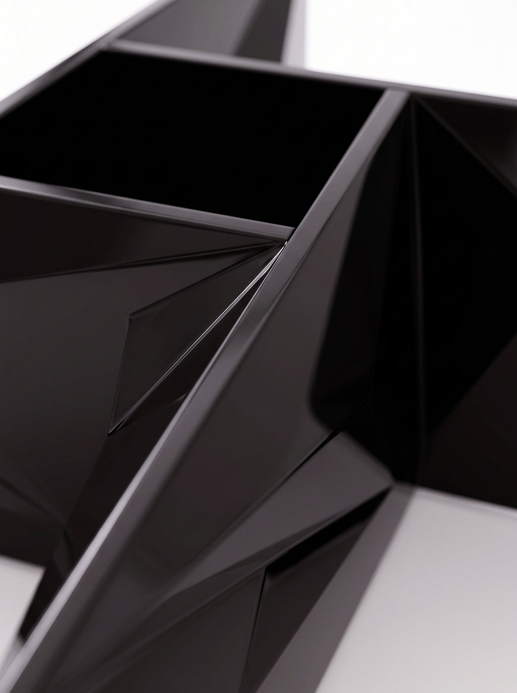 Table basse Onyx, détail macro du socle noir sculptural facetté