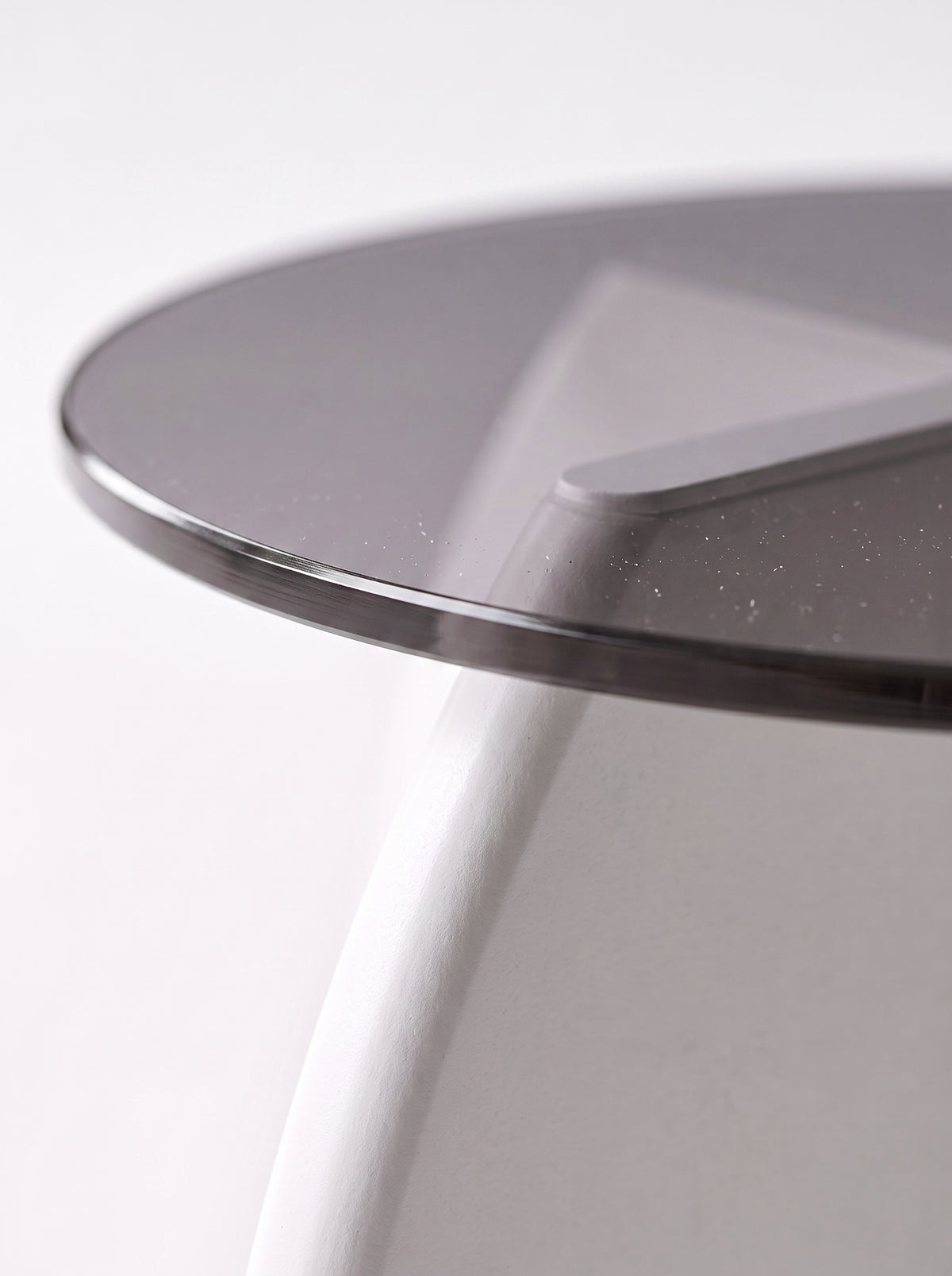 Table basse Calice teinte blanche, détail macro du bord du plateau en verre