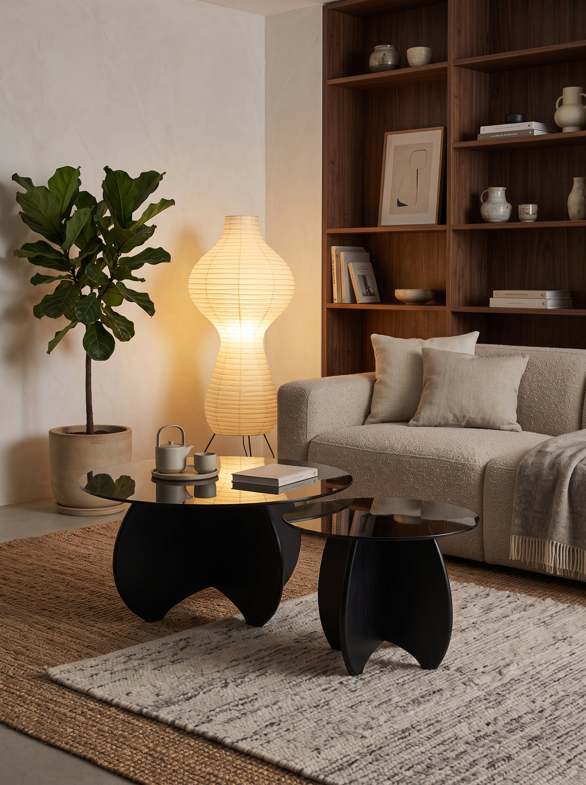 Table basse gigogne Calice noire dans un intérieur japandi chaleureux
