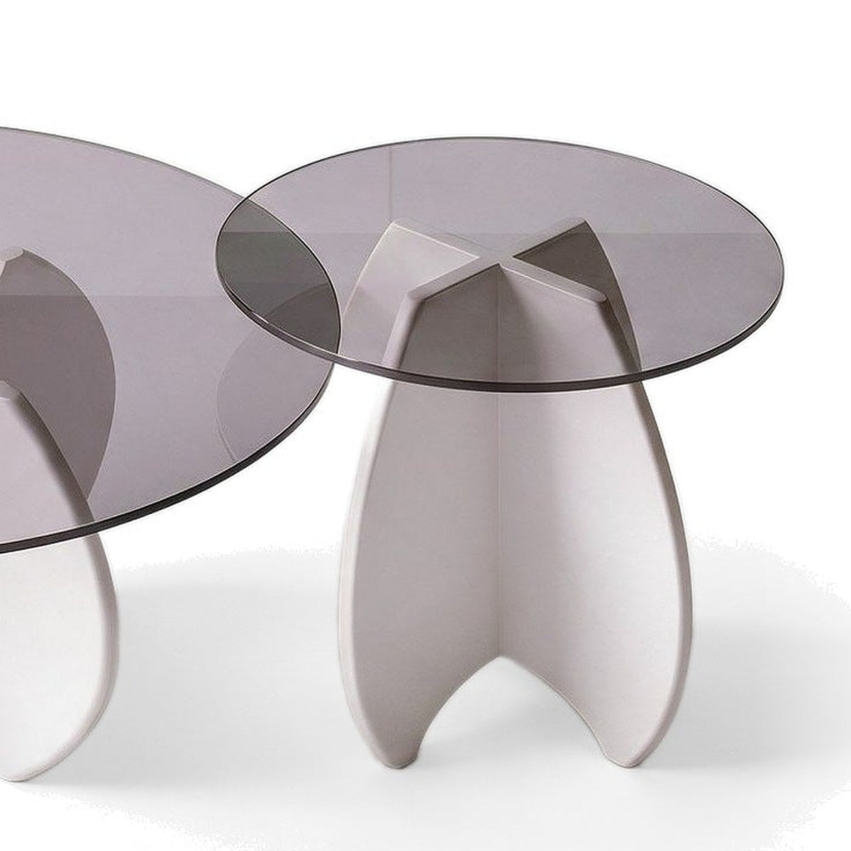 Table basse gigogne Calice teinte Blanc, vue de détail du plateau en verre et de la base tulipe