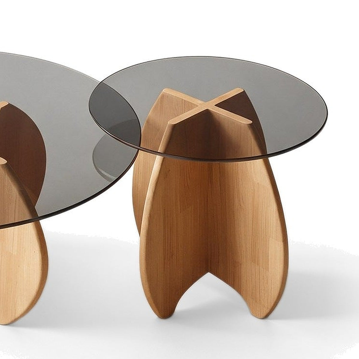 Table basse gigogne Calice teinte Naturel, vue de détail du plateau en verre et de la base tulipe