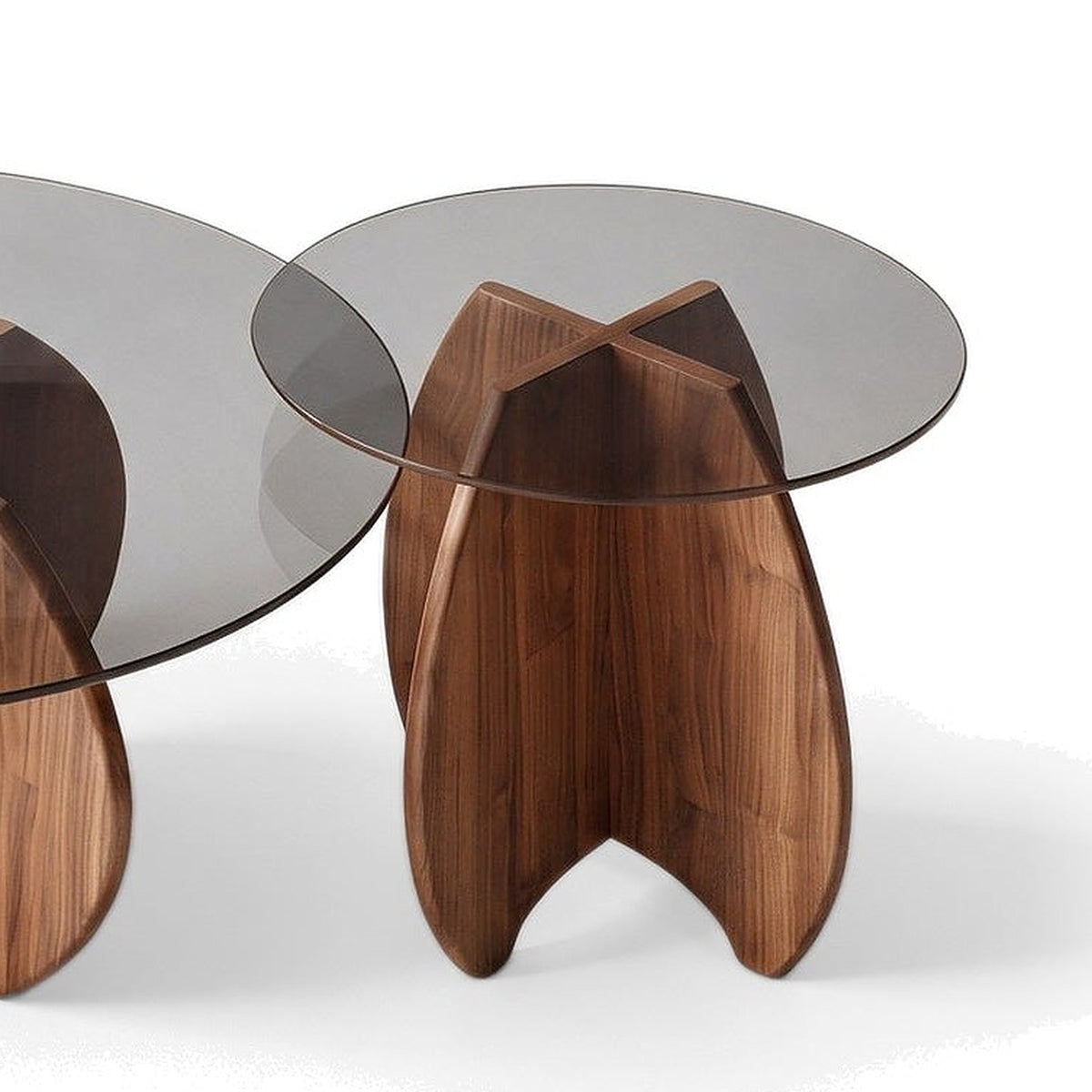 Table basse gigogne Calice teinte Noyer, vue de détail du plateau en verre et de la base tulipe