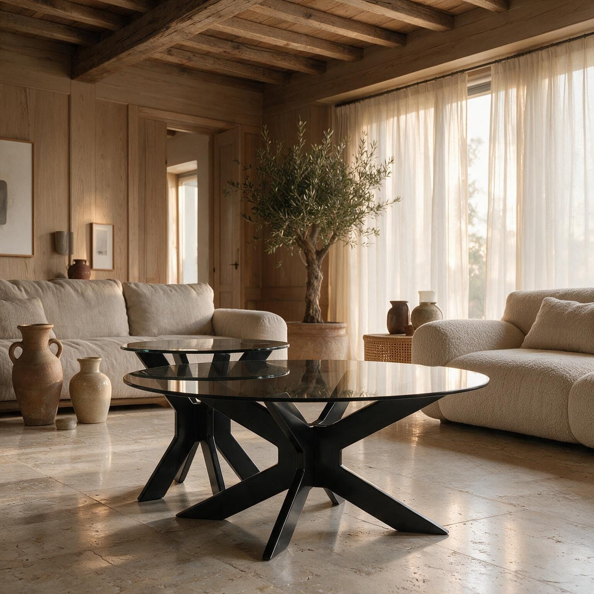 Table basse gigogne Comète noir laqué dans un salon méditerranéen