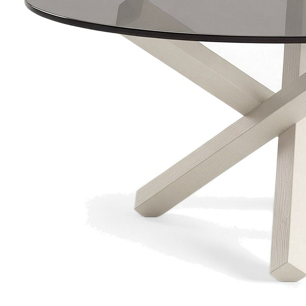 Table basse ronde Croisée teinte Blanc, vue de détail du plateau en verre et du piètement