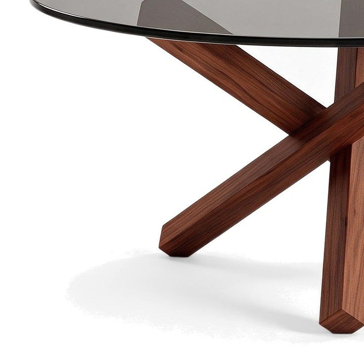 Table basse ronde Croisée teinte Noyer, vue de détail du plateau en verre et du piètement