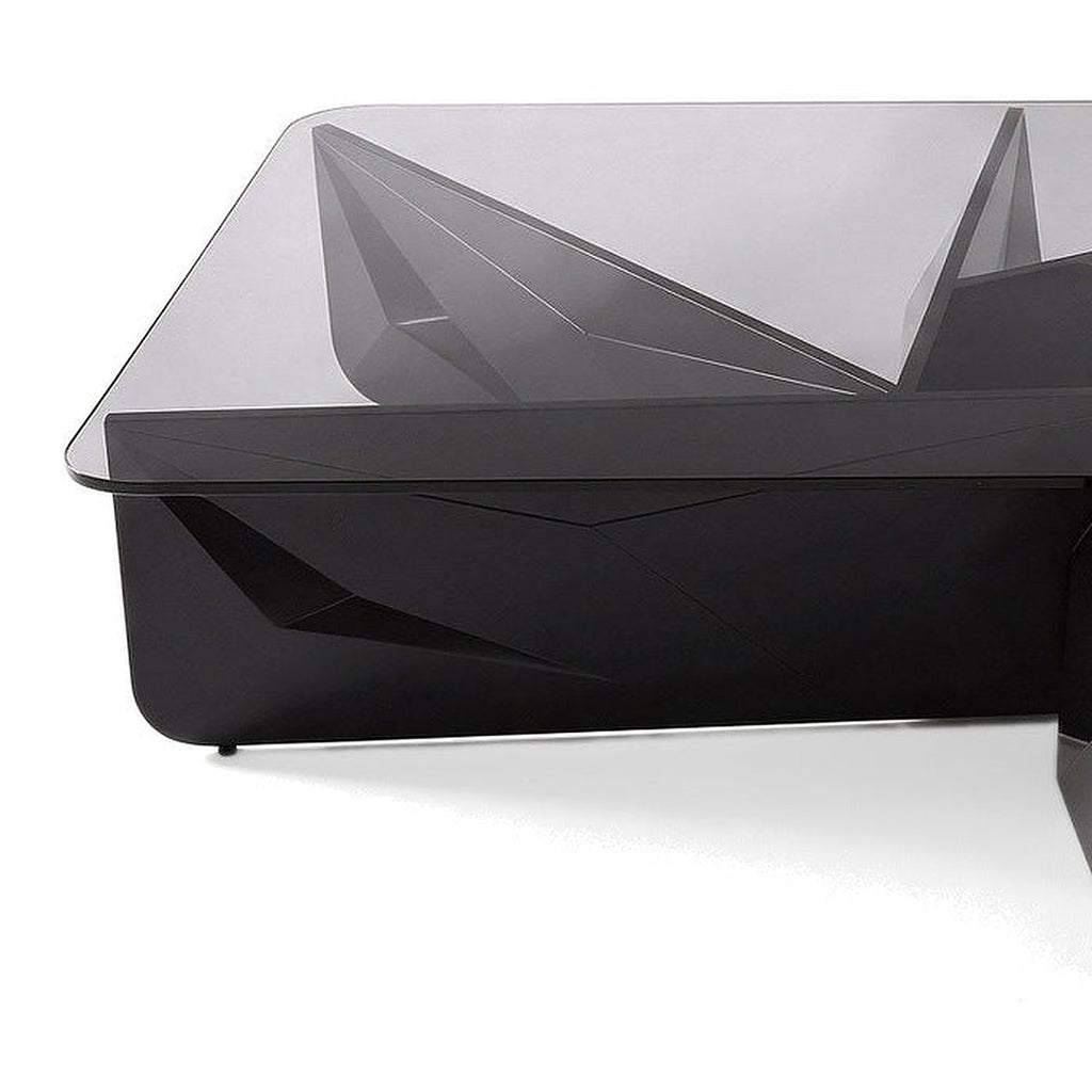 Table basse carrée Onyx teinte Noir, vue de détail de l'angle arrondi du plateau en verre