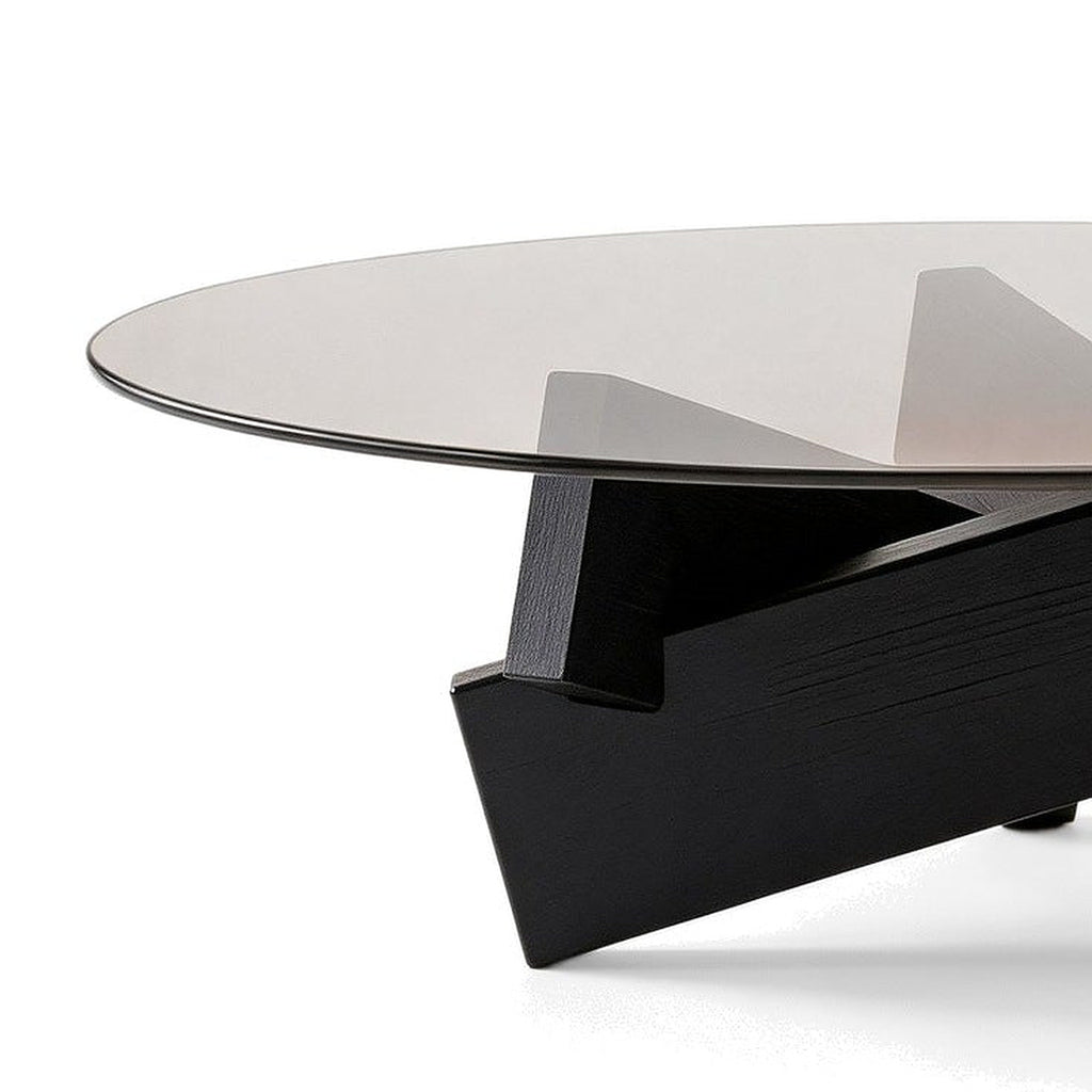 Table basse ronde Orbe teinte Noir, vue de détail du plateau en verre et du piètement
